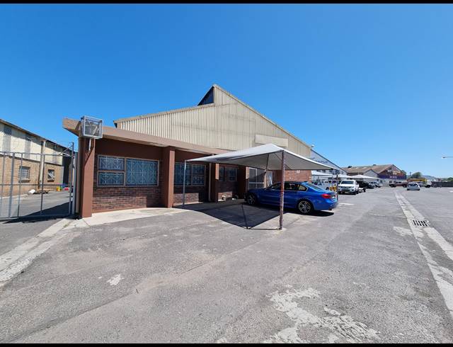1,600M² WAREHOUSE TO LET IN TRIANGLE FARM